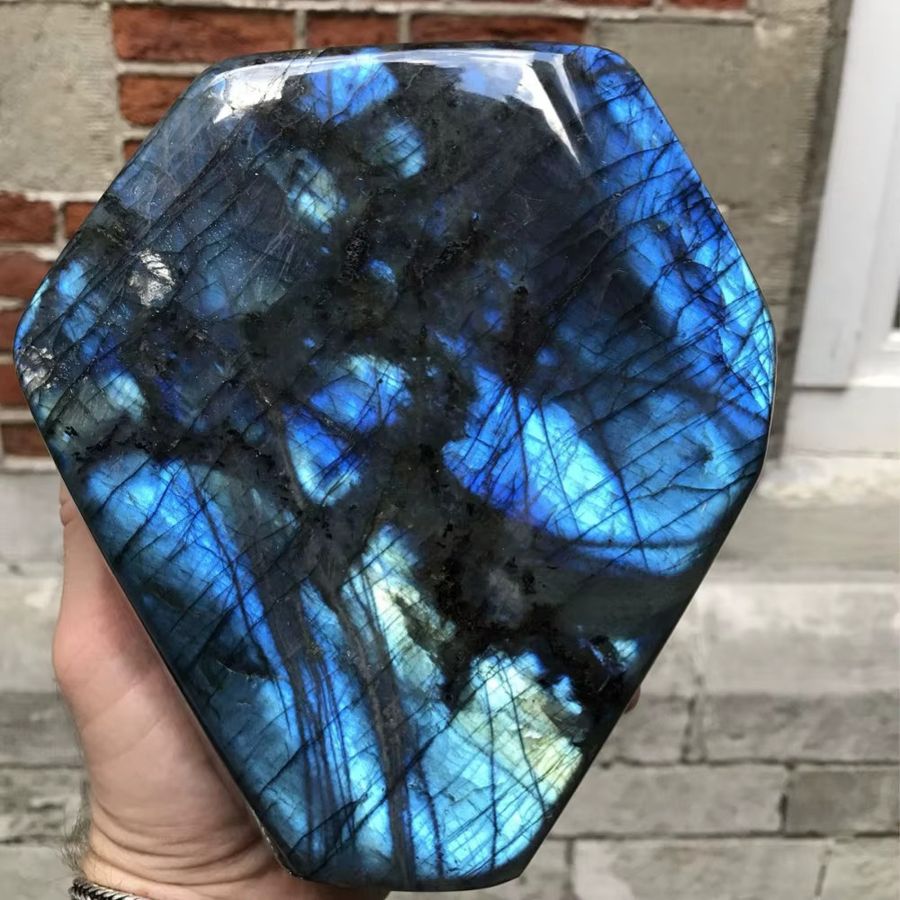 Hochwertiger Labradorit Edelstein in Blau von CrystalHola als polierte Freiform mit blauem Blitz - Bild 2