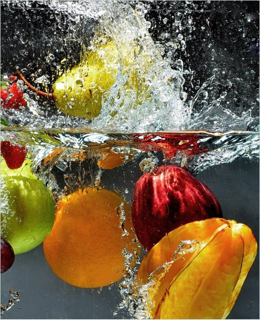 Wallario Magnetfolie Splashing Fruits Motiv Früchte im und unter Wasser, Multicolor, B/H: 60 x 60 cm - Bild 1