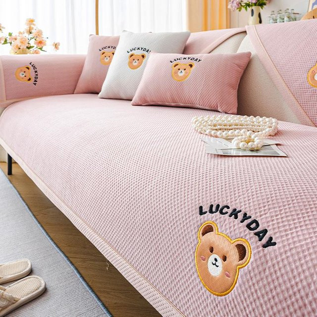 Super Six Sofaüberwurf aus Eisseide mit Cartoon-Stickerei, rutschfest und kühlend, Farbe: Pink, B/T: 70 x 70 cm - Bild 1