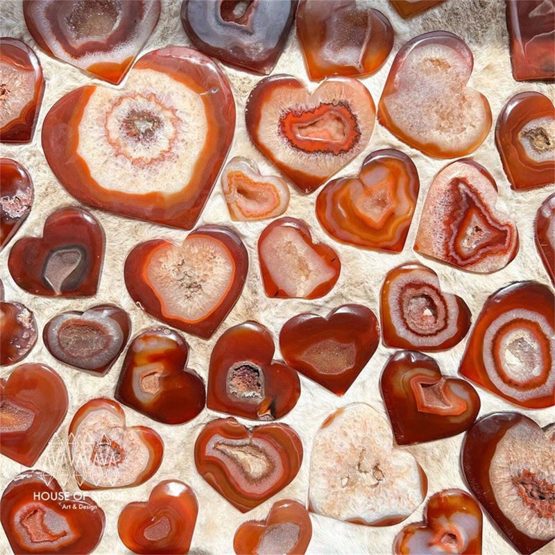 Handgefertigte Geode-Herzen aus rotem Achat als dekorative Kristallsteine in unregelmäßiger Form - Bild 6
