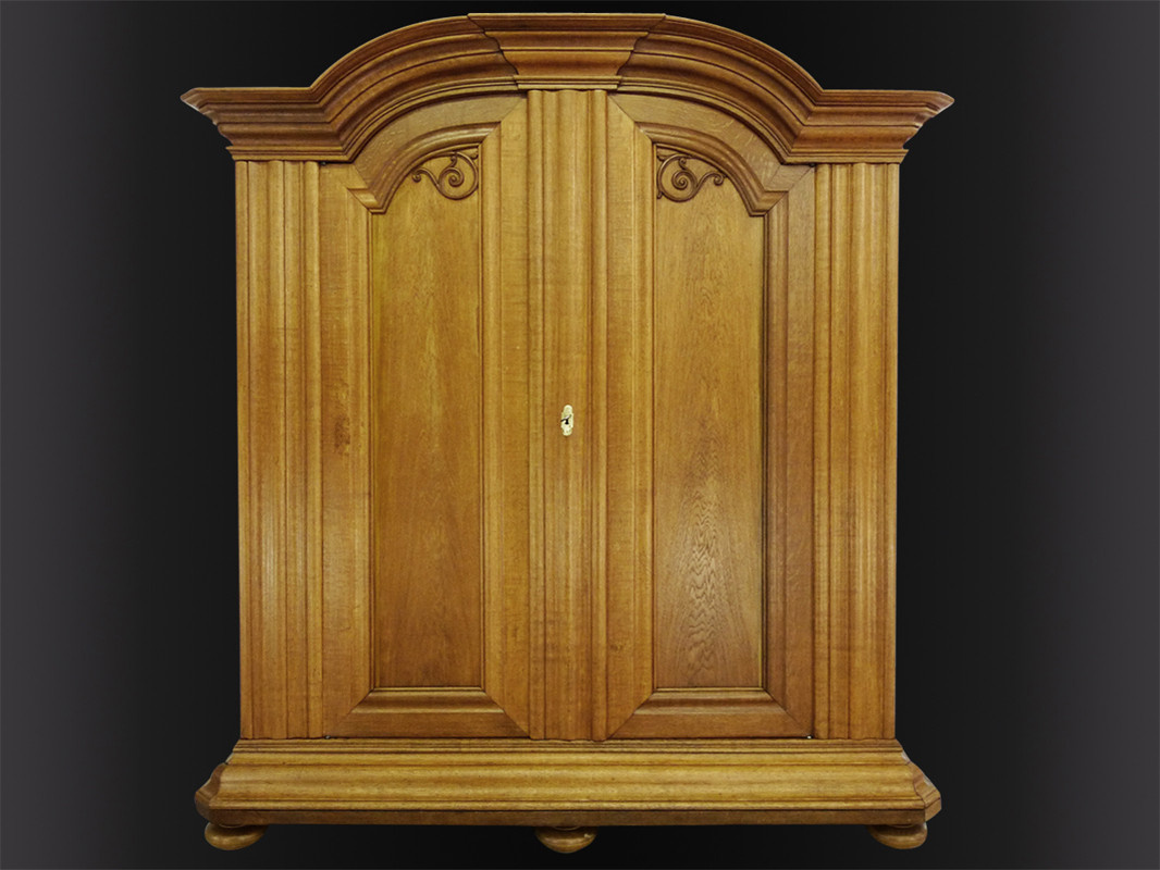 Barock Bogenschrank Antikhof Brück aus massiver Eiche in Braun mit Wellenprofilen, B/T/H: 72 x 103 x 214 cm - Bild 1