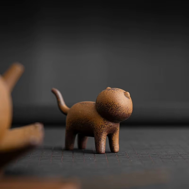 Kreatives Keramik Teetablett Ornament in Gold und Braun mit Kröten- und Katzenmotiv für deine Teezeremonie - Bild 1