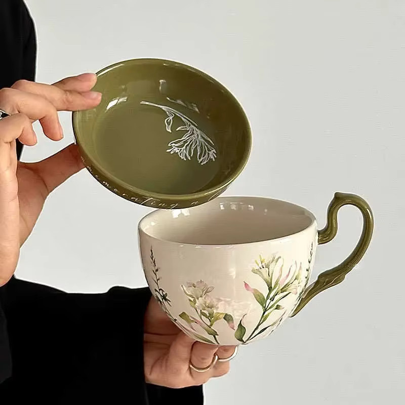 Keramiktasse mit Deckel in Grün mit floralem Design - Bild 1