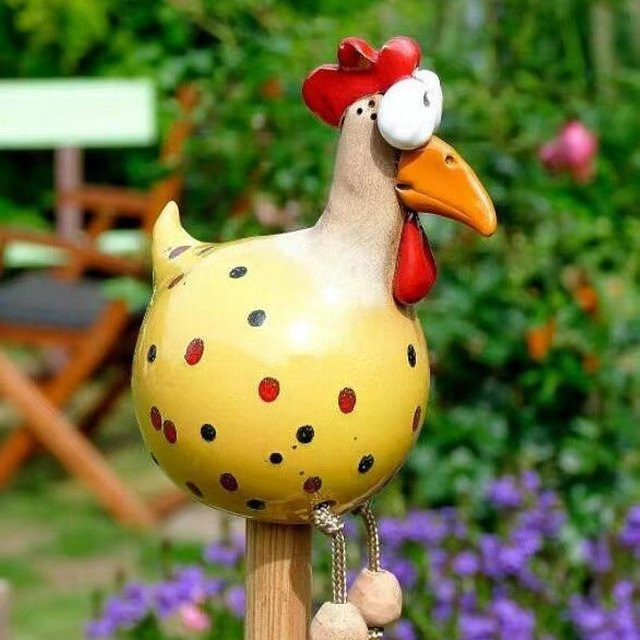 Happypilot Hühnerstatue als Gartendekoration in Gelb aus Harz mit Holzpfahl - Bild 1