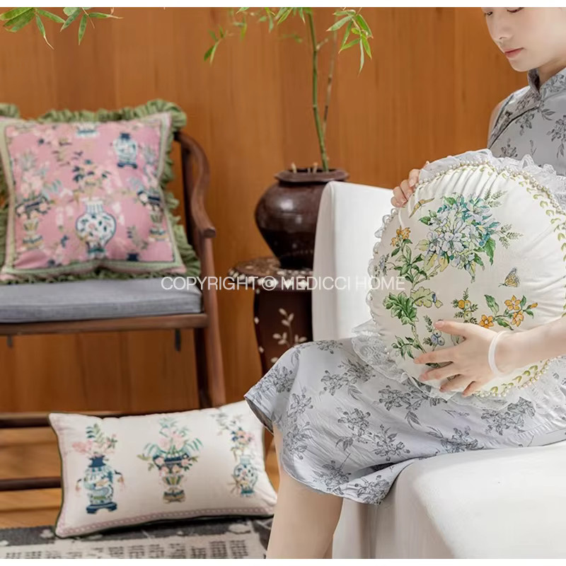 Medicci Home Dekorativer Kissenbezug Art Of Flower Arrangement aus Samt mit floralem Design und Rüschen im Euro Sham Stil - Bild 4