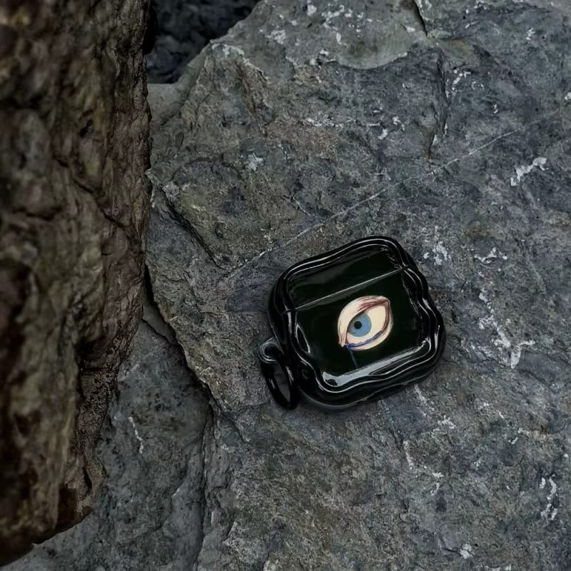 Surreale Kopfhörerhülle mit weinendem Auge und schwarzem Ring für Apple AirPods Pro, Pro 2, Pro 3, AirPods 1, 2, 3, 4 in Schwarz mit glänzendem gewelltem Rand - Bild 2