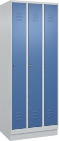C+P Spind Classic PLUS Garderobenschrank mit Sockel, 3 Abteile, Zylinderschloss und 3 Garderobenhaken, Farbe: Grau/Blau, H x B x T: 195 x 75 x 50 cm - Bild 1