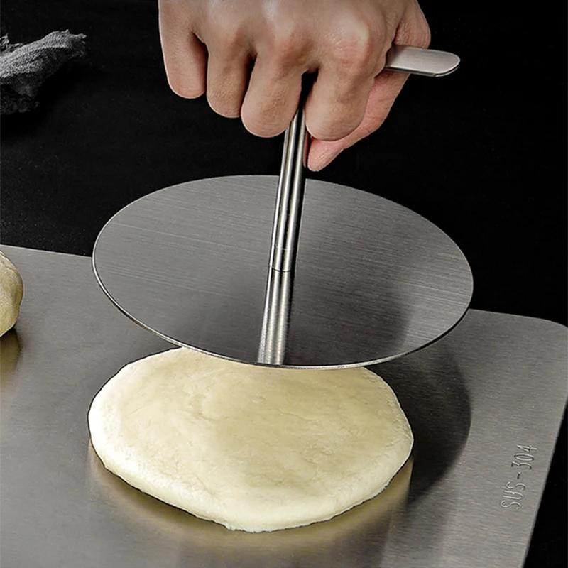 Runde Burgerpresse und Grillpresse aus Eisen mit Edelstahlgriff in Silber - Bild 1