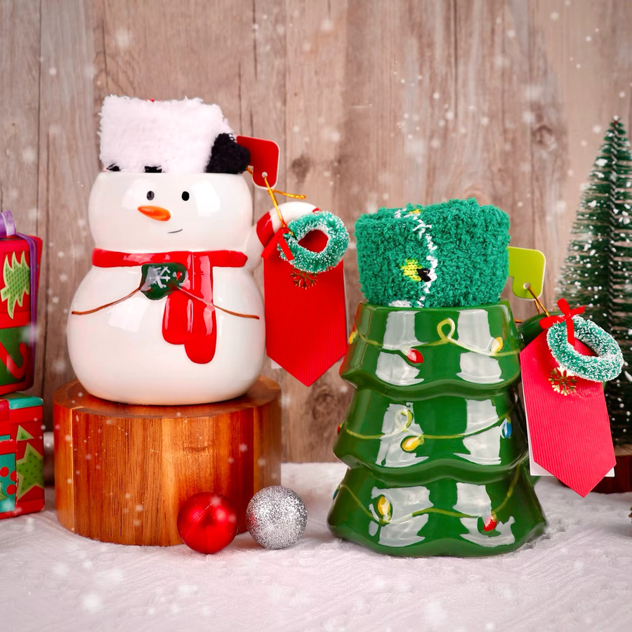 Weihnachtliches Keramik-Geschenkset mit Schneemann-Kaffeetasse und Socken in Weiß - Bild 2