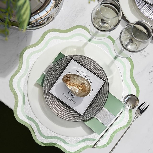 Inyahome Tischsets aus Kunstleder, rund, wendbar mit Jakobsmuschelkante, Salbeigrün - Bild 1