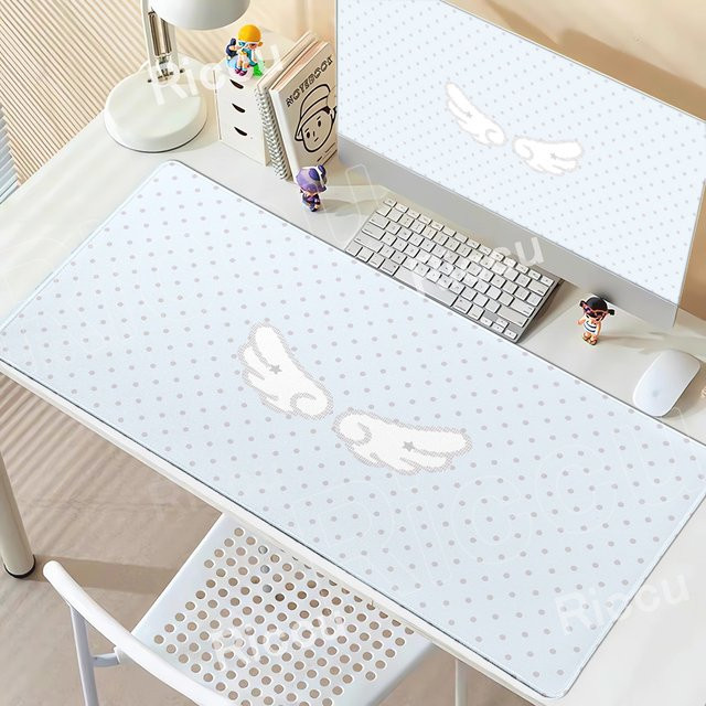 Riccu XXL Mauspad mit Punkten und Flügeln in Himmelblau, rutschfeste Schreibtischunterlage für dein Zimmer - Bild 1