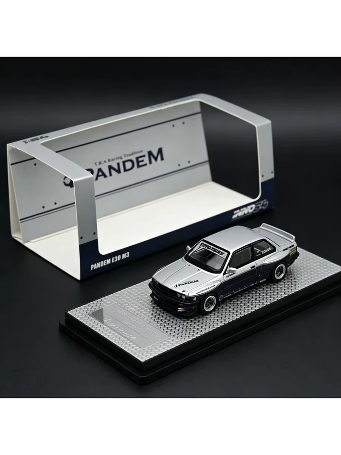 INNO64 BMW 3er Serie E30 Pandem V1.5 Widebody, Druckguss-Modellauto, 1:64, Silber/Blau - Bild 3