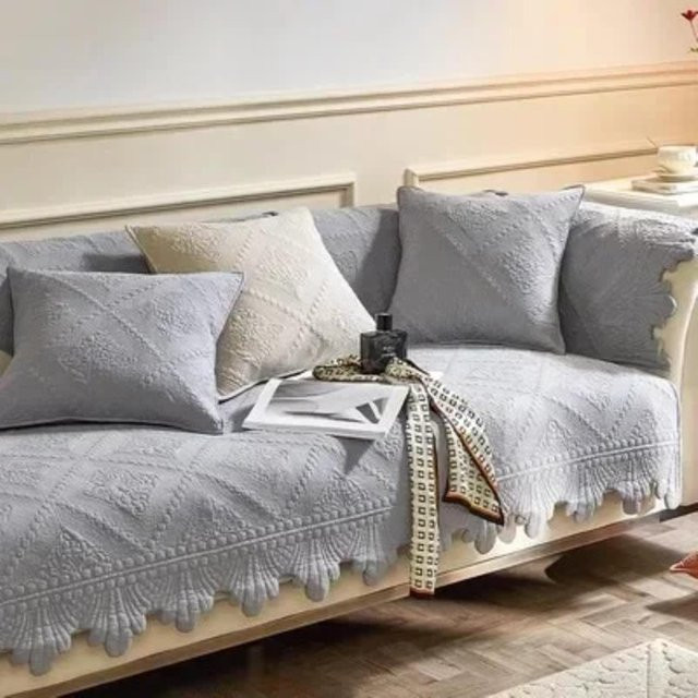 Super Six Sofaüberwurf aus gewaschener Baumwolle mit Quiltmuster und Stickerei in Grau, B/T/H: 70 x 70 x 0 cm - Bild 1
