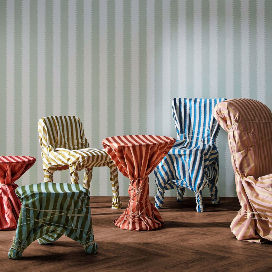 Sanderson Tapete Aperigon Parade in Celadon Grün, modernes Vlies Design mit abstraktem Streifenmuster für Wohnzimmer und Schlafzimmer - Bild 1