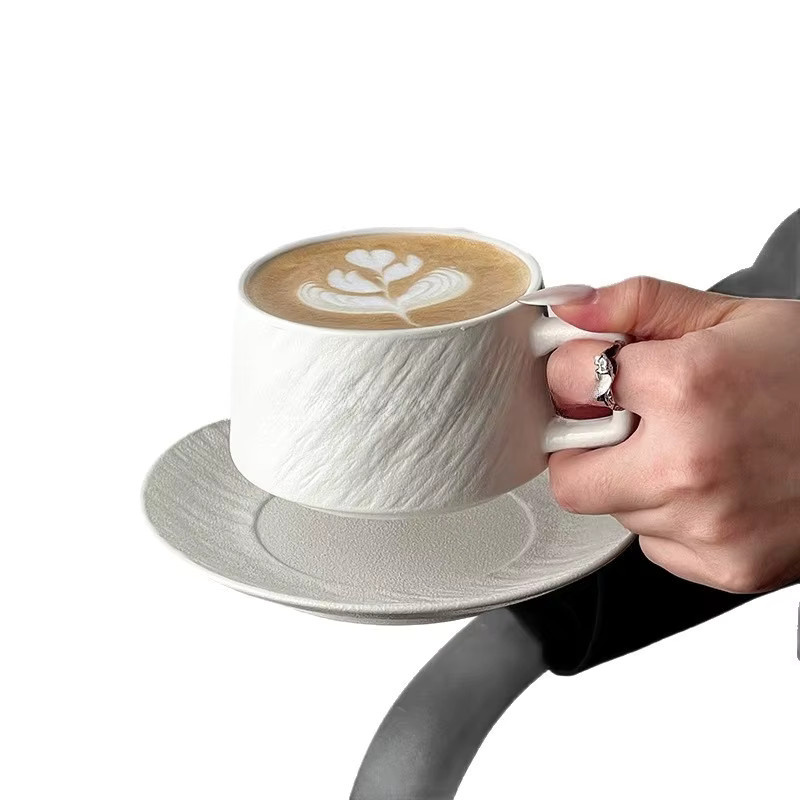 Keramiktasse mit Untertasse im Retro-Design mit Steinmuster, Weiß - Bild 2