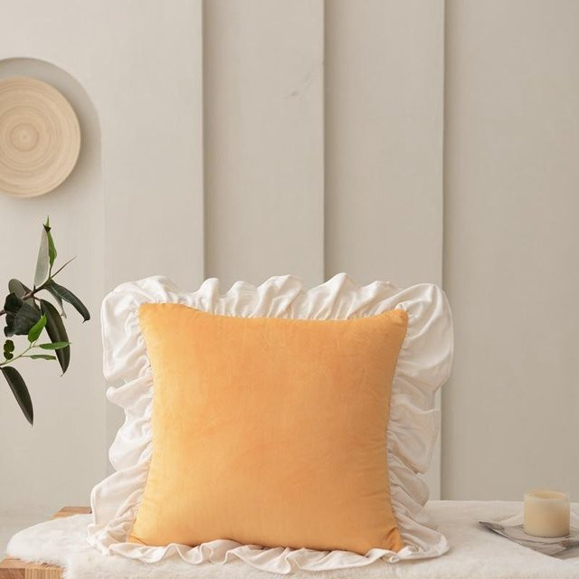 Elegante Samt-Kissenbezüge von JMG Clothing mit Spitzenbesatz und Rüschen in Gelb, B/B: 45 x 45 cm - Bild 1
