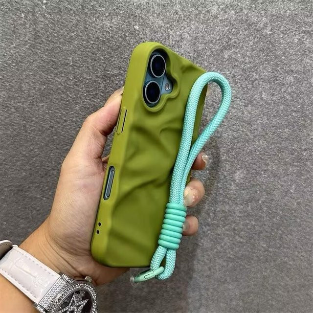 Apple iPhone Hülle mit Handgelenkschlaufe in Candy Ripple Optik, matte Knitter-Struktur, Farbe: Grün - Bild 1