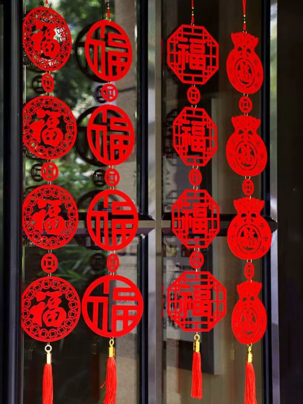 Rotes Hängeornament mit Schriftzug als orientalische Dekoration für das Chinesische Neujahr und Silvester - Bild 4
