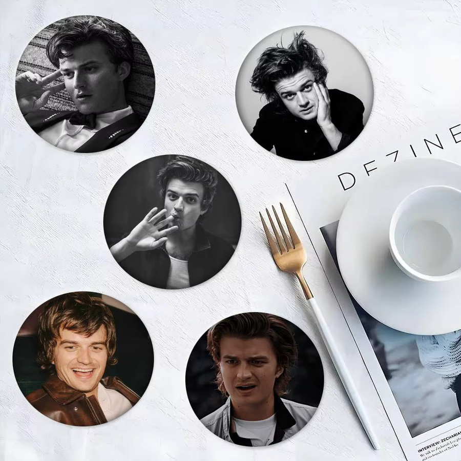 Brosche Actor Joe Cool Keery, Emaille-Pin, Metall, rund, multicolour - Bild 3