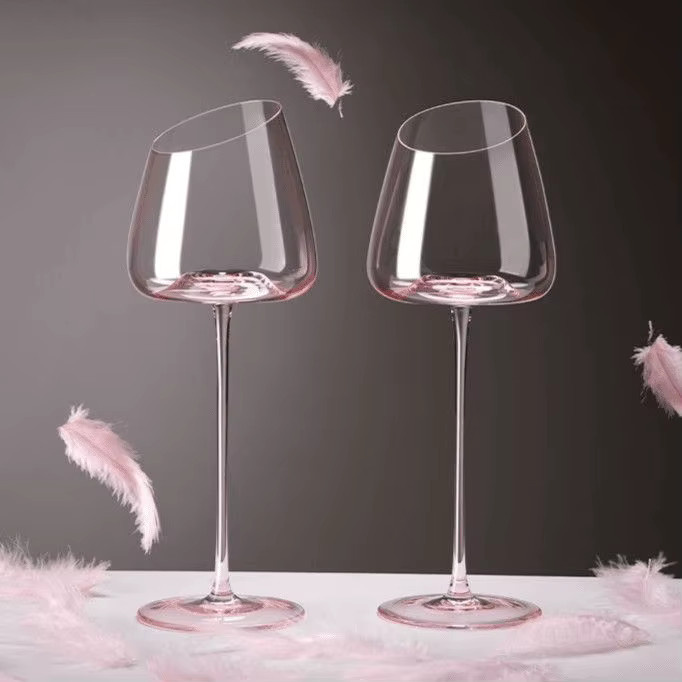 Set aus rosa Kristallglas-Rotweingläsern im Flamingo-Design mit kreativem Mund und konkavem Boden - Bild 2