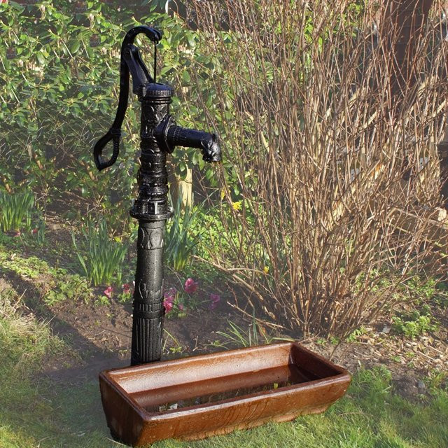 TRUTZHOLM Schwengelpumpe mit Pumpenständer in Schwarz aus Gusseisen im Antik-Nostalgie-Stil - Bild 1