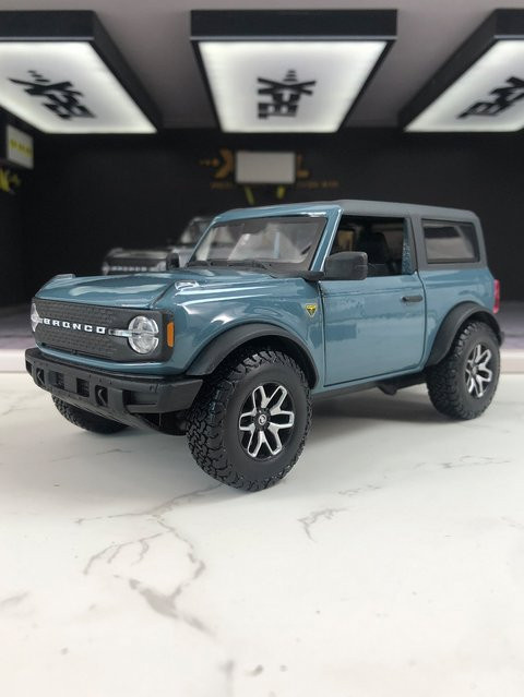 Maisto Ford Bronco Badlands Modellauto, 1:24, Metall, Blau - Bild 1