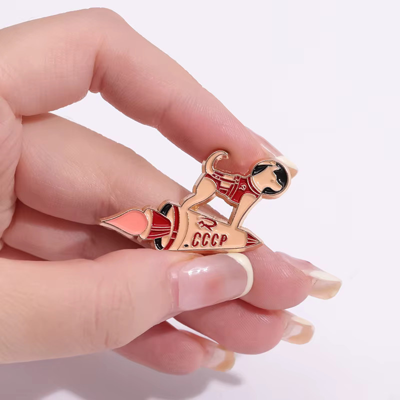 QIHE JEWELRY Brosche Cartoon Raum Rakete Hund, Emaille, Kinder - Bild 3