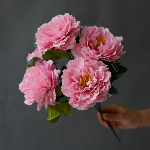 WQNJIN Künstliche Seiden-Pfingstrosen als Blumenstrauß mit 5 Köpfen in Beige und Pink für Hochzeitsdekoration und Innenbereich - Bild 1