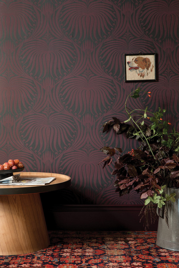 Farrow & Ball Tapete Lotus Brinjal/Off-Black mit floralem Botanik-Design in Schwarz und Lila - Bild 1
