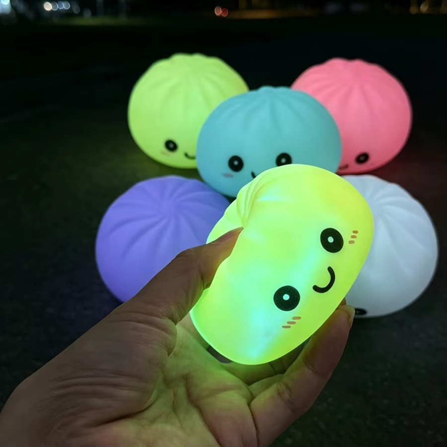 Bandai Dumpling Squishy Nachtlicht aus Silikon mit Farbwechsel in Multicolour als niedliche Raumdekoration - Bild 4