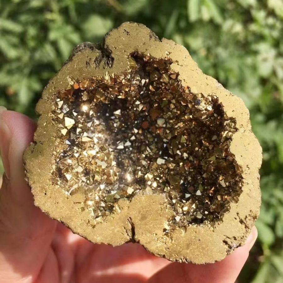 Vergoldeter Achatkristall von CrystalHola in Gold als natürliche Kristallgeode zur Dekoration - Bild 4