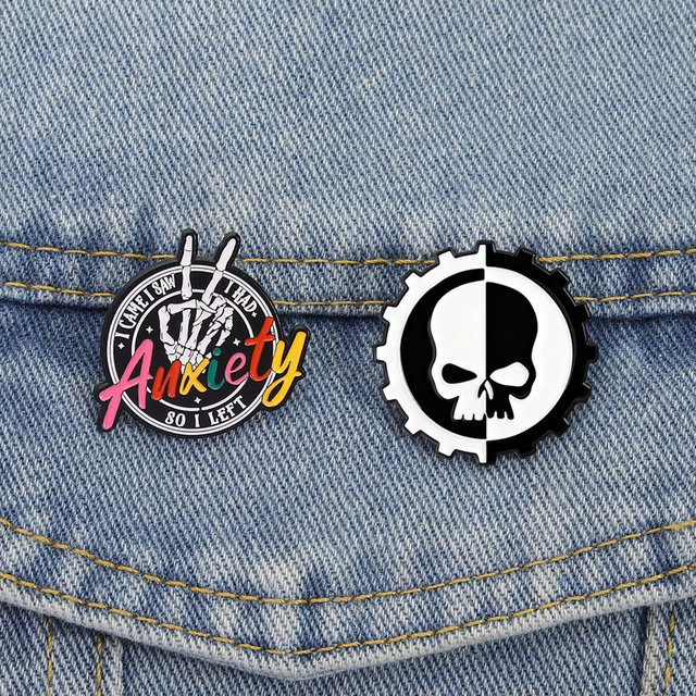 Miss Zoe Emaille Pins, Skelett Hand Schädel Broschen, Bunt, Unisex - Bild 1