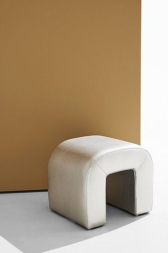 Odette Hocker in Beige mit Kunstleder und Holzgestell - Bild 1