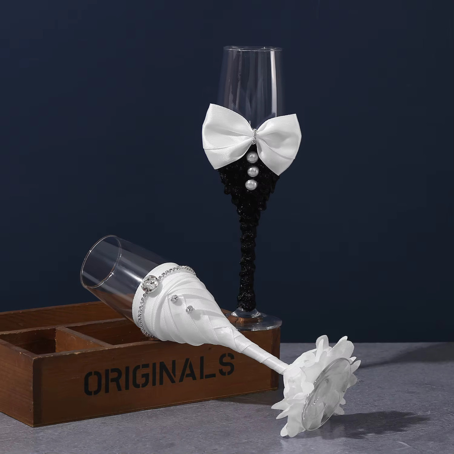 Romantische Hochzeitsbecher mit Schleifen in Weiß inklusive Geschenkbox aus Glas - Bild 2