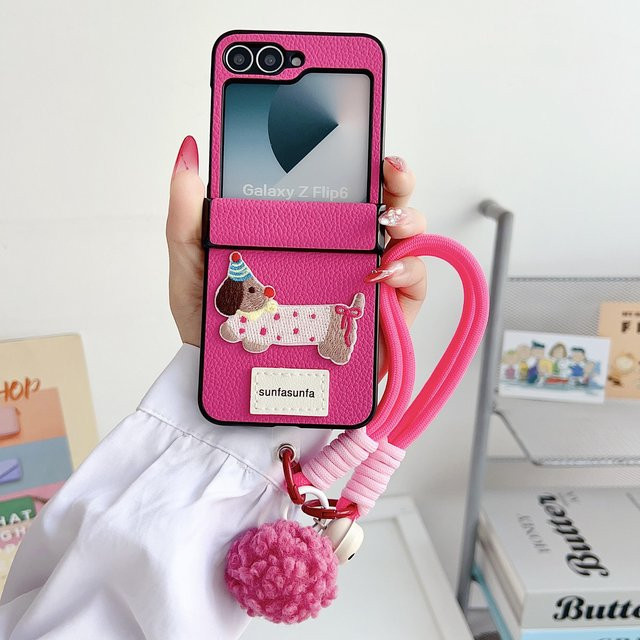Handyhülle aus PU-Leder mit Cartoon-Motiv und Handschlaufe für Samsung Galaxy Z Flip 6 5 4 3 5G in Pink mit Scharnierschutz - Bild 1