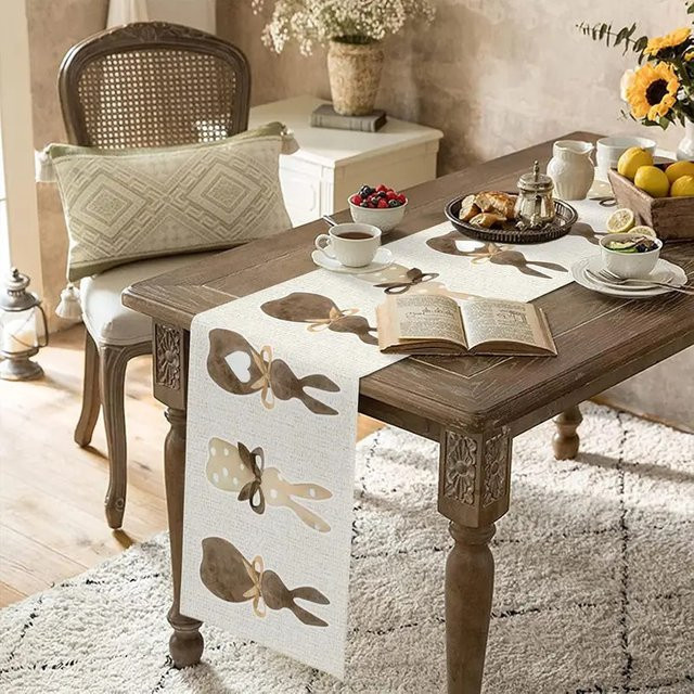 VIKAMA Rustikaler Oster-Tischläufer aus Leinen in Beige mit Hasen- und Herz-Print, Landhaus-Tischdecke für Küche und Esszimmer, B/H: 33 x 90 cm - Bild 1