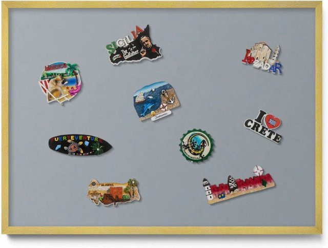 Tulup Magnettafel Magnetboard mit Goldrahmen für Urlaubsmagnete, Farbe Grau, B: 70 cm, H: 50 cm - Bild 1