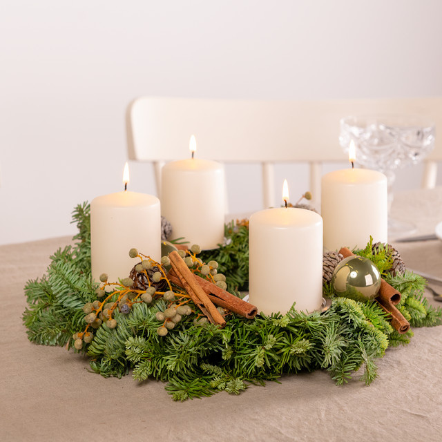 Weißer Adventskranz Shiny White von Blume2000, Tischkranz in Weiß und Grün, Durchmesser: 30 cm - Bild 1