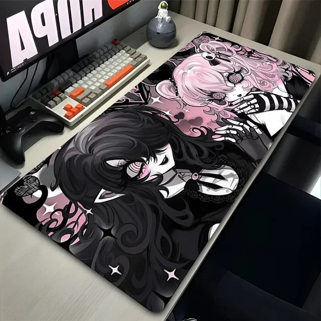 Großes Gaming-Mauspad mit Gothic-Girls-Design in Pink und Schwarz, rutschfest und mit genähten Kanten für Büro und Zuhause - Bild 1