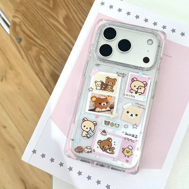 Sanrio Rilakkuma Bär Illustration Handyhülle für iPhone 17 Pro 16 15 Pro Max mit Anhänger aus stoßfestem Acryl - Bild 1