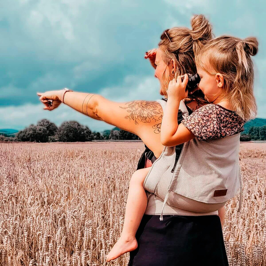 Hoppediz Babytrage Buckle Toddler in Beige aus Baumwolle für Tragen auf dem Bauch oder dem Rücken - Bild 1