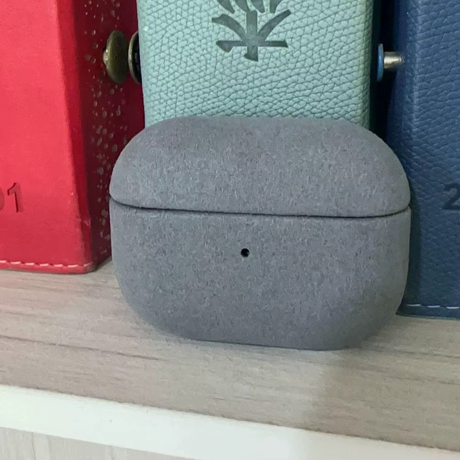 Apple AirPods Pro 3 Schutzhülle aus Wildleder in Grau mit drehbarer Fellabdeckung und kratzfestem Schutz - Bild 2