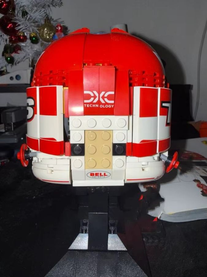 Potdemiel Scuderia HP Charles Leclerc Helm-Modell, Bausteine, 886 Teile - Bild 4