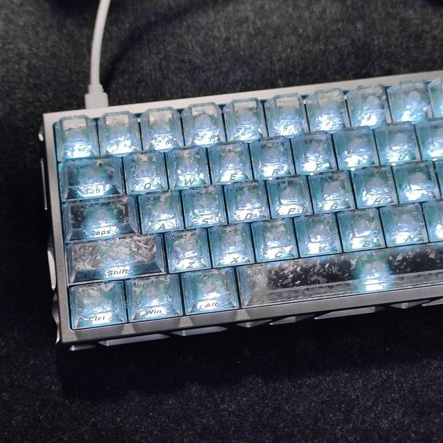 Transparente PC-Tastenkappen im Cherry-Profil mit Carbonfaser-Textur und Double-Shot-Verfahren, 130 Tasten, Nebelweiß - Bild 1