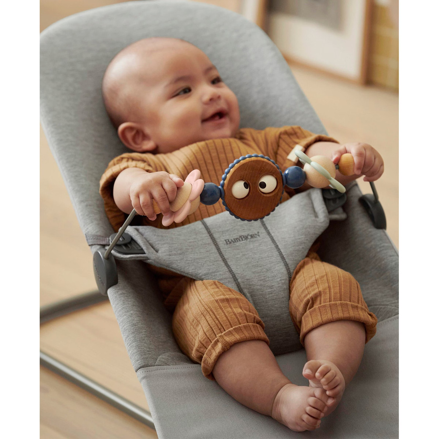 Babybjörn Spielbügel für Babywippe Holzgesicht Blumen ab der Geburt - Bild 2