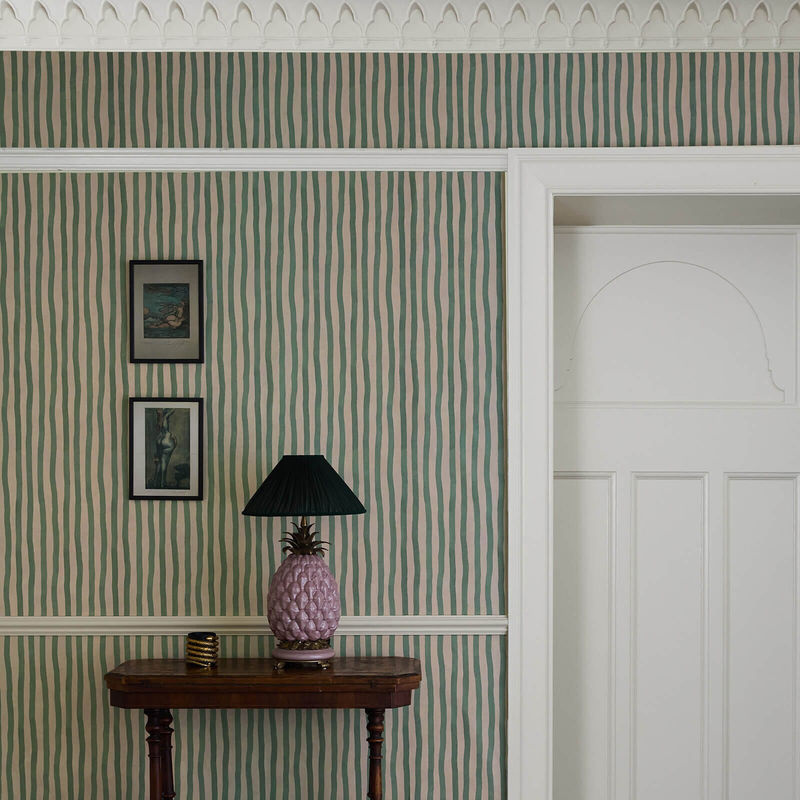 House of Hackney Tapete Artists Stripe in Euphorbia/Alabaster mit botanischem Streifendesign - Bild 2
