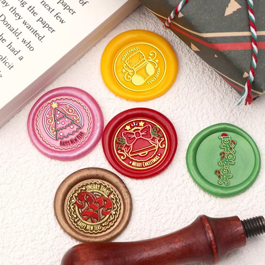 Wachssiegel Stempel mit Weihnachts-Motiven wie Lebkuchenhaus, Socke oder Schlitten für Einladungen, Umschläge und Geschenke - Bild 2