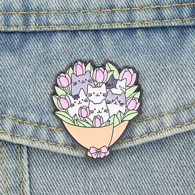 Miss Zoe Anstecknadel Katzen-Tulpen-Bouquet Emaille, Bunt, Unisex - Bild 1