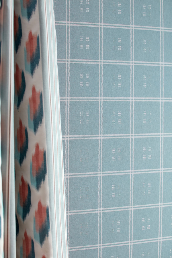 Sanderson Tapete Malay in Porcelain mit abstraktem Karo-Muster in Weiß und Blau, Vlies-Tapete - Bild 2