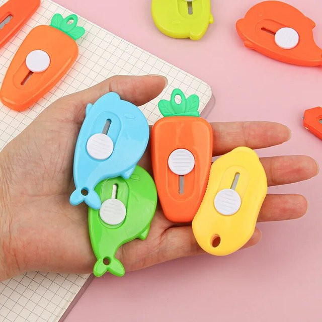 2er-Set Mini Tragbare Utility-Messer mit süßem Cartoon-Design in verschiedenen Farben für Büro und Schule - Bild 1